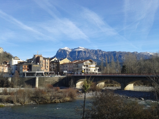 photo 3 : Le village de Ainsa et derrière, la pena montagnesa, qui nous accompagnera tout du long.