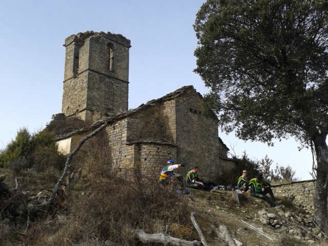 photo 15 : Devant l'église de Morcat. Enfin, ce qui l'en reste.