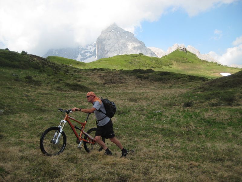 #6 ça pousse. : Toujours la Marmolada et son impressionant piton rocheux. Dire qu ça pousse. : Toujours la Marmolada et son impressionant piton rocheux. Dire qu'ils arrivent à mettre un téléphérique là-dedans...