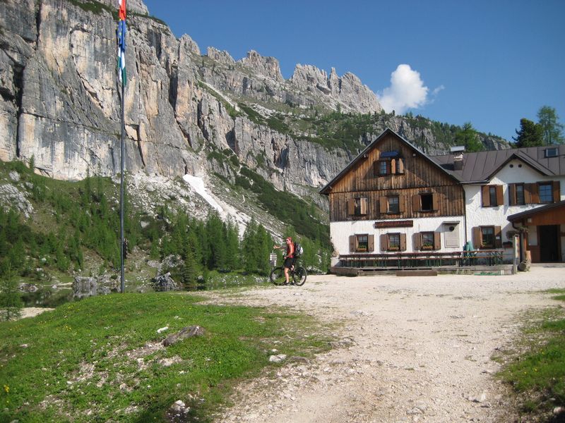 #4 Refuge di Croda Da Lago : C Refuge di Croda Da Lago : C'est ouvert mais il n'y a pas âme qui vive par ici.