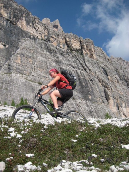 #6 Croda Da Lago : On passe au pied des parois. Croda Da Lago : On passe au pied des parois.