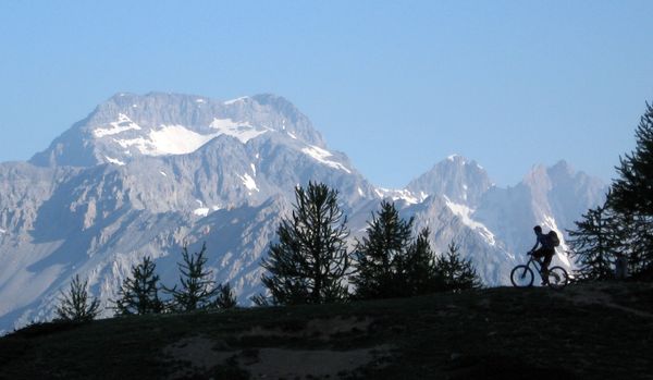 #5 au col des Acles : Jérôme se déguise en chinois. au col des Acles : Jérôme se déguise en chinois.