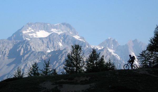 au col des Acles : Jérôme se déguise en chinois.