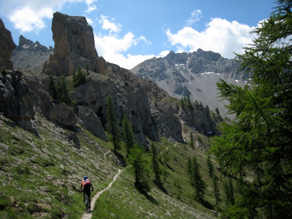 Traversée des Acles : un beau single sous une tour dolomitique