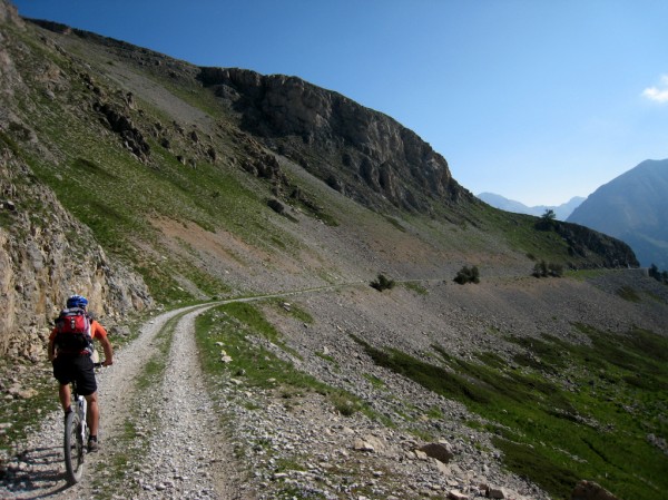 Piste du Granon : de la bonne piste entre le col du Granon et le Fort de l'Olive