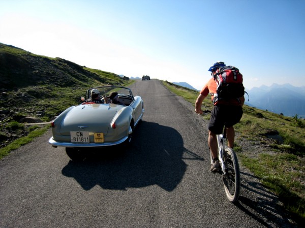 #1 Sous le Col du Granon : Le Sanfroic parmi les voitures de collection Sous le Col du Granon : Le Sanfroic parmi les voitures de collection