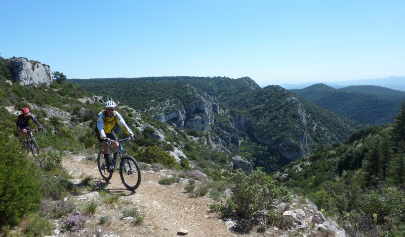 #6 Roque des Bancs : Superbe balcon sur le versant sud du petit Luberon Roque des Bancs : Superbe balcon sur le versant sud du petit Luberon