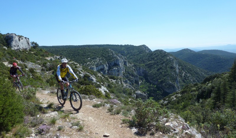 Roque des Bancs : Superbe balcon sur le versant sud du petit Luberon