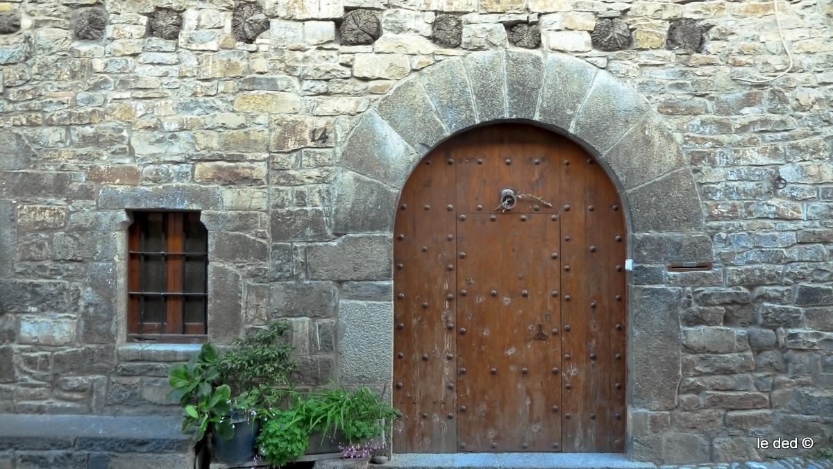 #3 Ainsa : festival de portes, de gargouilles et de blasons muraux Ainsa : festival de portes, de gargouilles et de blasons muraux