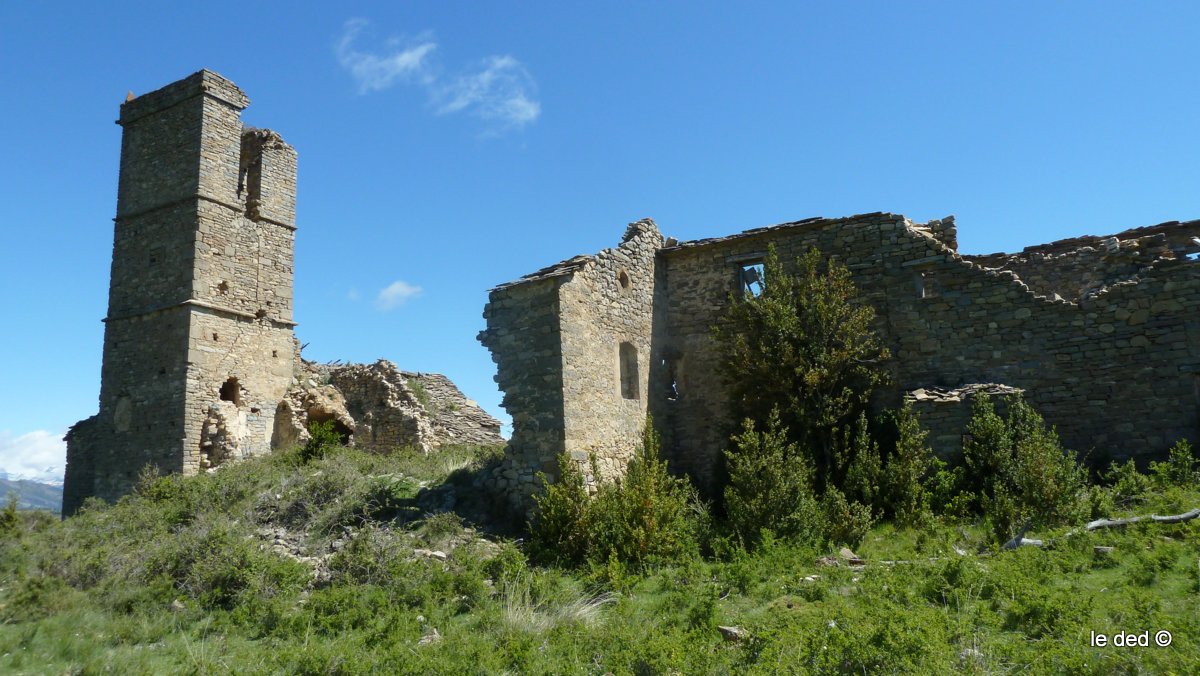 #6 Morcat - village abandonné : la source est 80m plus bas (au départ du sentier) et ce serait la conséquence de la désertification. Morcat - village abandonné : la source est 80m plus bas (au départ du sentier) et ce serait la conséquence de la désertification.