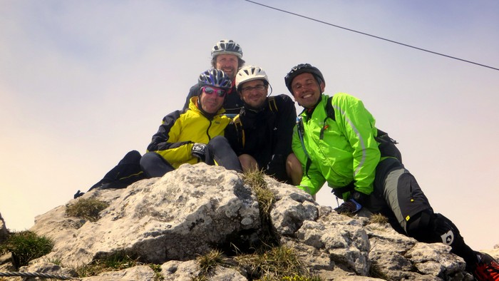 Equipe au sommet et soleil : Yes, done et avec le sourire et le soleil chauffant