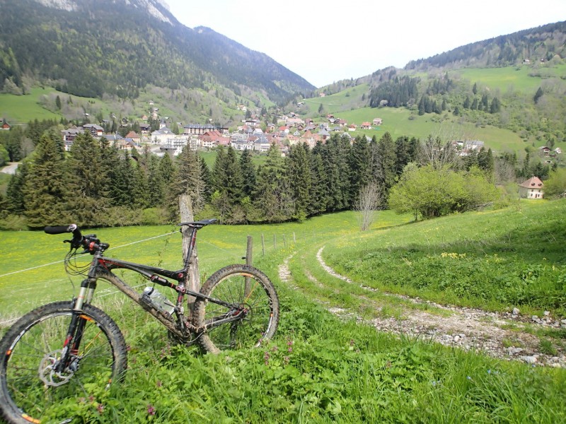 #6 Retour vers St Hugues : D Retour vers St Hugues : D'ici la vue sur St Pierre est bucolique...