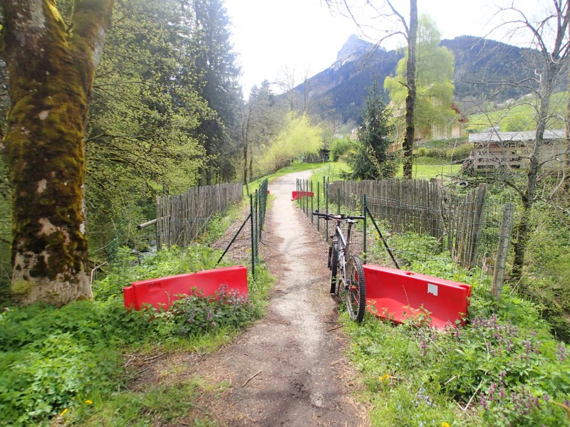 #7 Près de St Hugues : Ben voilàà, comme ça t Près de St Hugues : Ben voilàà, comme ça t'es sûr de pas avoir de bagnoles :o)