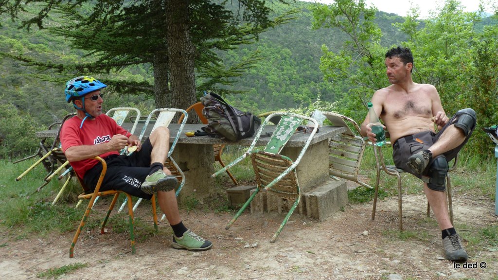 le Bar : cabane des chasseurs du col des Vallons. Les chaises sont confortables, elles ;)