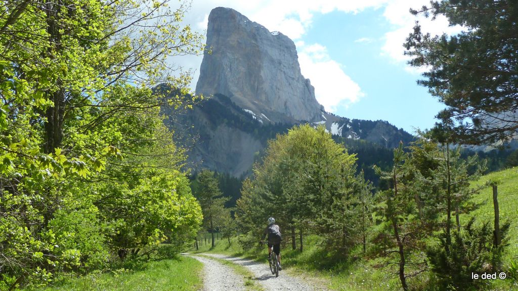 Vers le col des Pellas : Je suis en hypoglycémie et j'en profite pour la photo main droite et la pâte d'amande pour la gauche :)