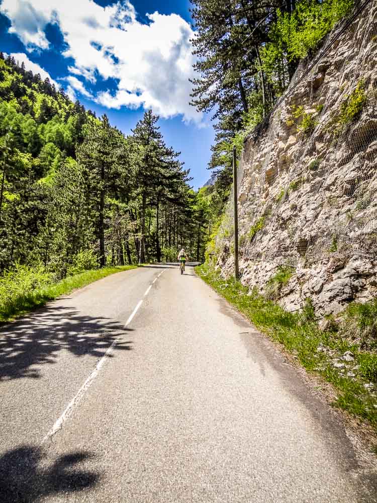 #14 Route : La seule portion en bitume de la journée. Route : La seule portion en bitume de la journée.