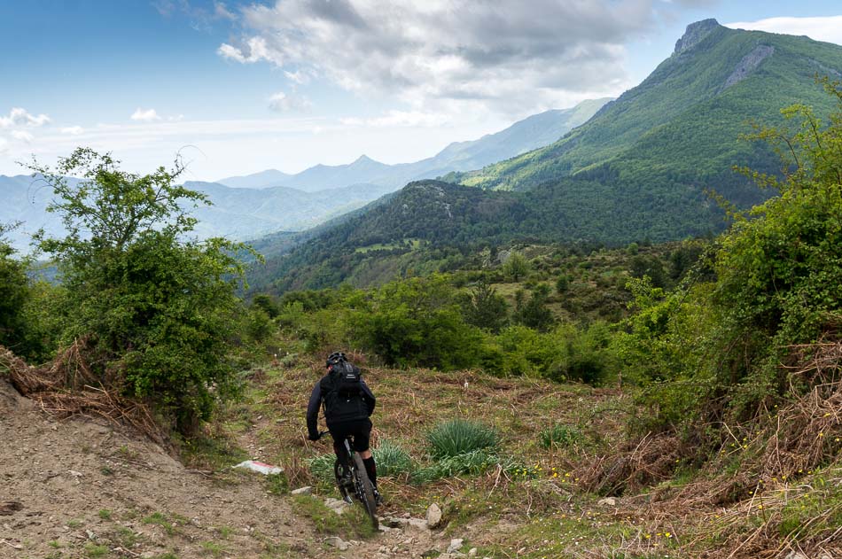 #5 Descente sur le Col de Prato : en face le San Petrone Descente sur le Col de Prato : en face le San Petrone