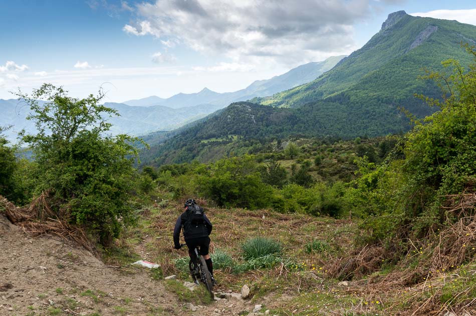 Descente sur le Col de Prato : en face le San Petrone