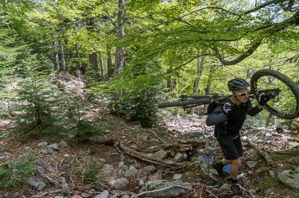 Portage rustique : pour remonter vers les Pozzis