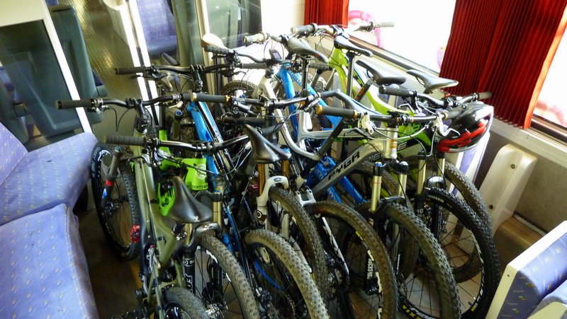 #1 9 bikes dans un TER : Pas simple le stockage de bikes mais avec le résultat de nous bloquer un corner VIP petit déjeuner :-) 9 bikes dans un TER : Pas simple le stockage de bikes mais avec le résultat de nous bloquer un corner VIP petit déjeuner :-)