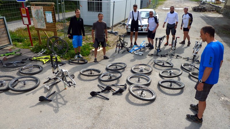 Rhooo le bazar : Qui a ma roue? Et ma selle? Vous avez compté avant que le bus ne se barre?