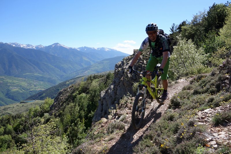 #15 Pleine banane : Le chemin Vauban va nous offrir un flow mémorable sur la descente de Villefranche de Conflent Pleine banane : Le chemin Vauban va nous offrir un flow mémorable sur la descente de Villefranche de Conflent