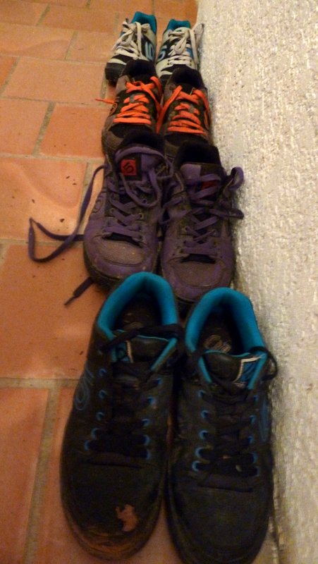 #18 Garage à chaussures : Au dodo et les shoes préfèrent dormir dehors pour leurs odeurs mais surtout pour éviter les ronfleurs dedans ;-) Garage à chaussures : Au dodo et les shoes préfèrent dormir dehors pour leurs odeurs mais surtout pour éviter les ronfleurs dedans ;-)