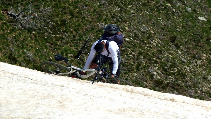 #6 Le planté du guidon : Nico fait une coupe et en bon montagnard assure la marche avec le planté du guidon... ou vélo? Le planté du guidon : Nico fait une coupe et en bon montagnard assure la marche avec le planté du guidon... ou vélo?