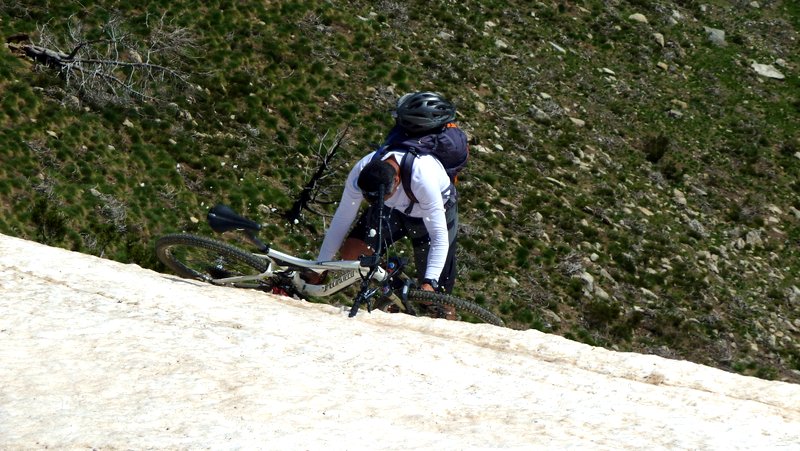 Le planté du guidon : Nico fait une coupe et en bon montagnard assure la marche avec le planté du guidon... ou vélo?