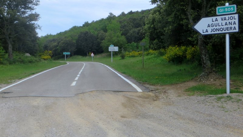 Frontière ! : Et là c'est en France qu'il n'y a pas de béton... Ni même de chemin :-( On aurait p'tre dû aller à la Jonquera? :-)