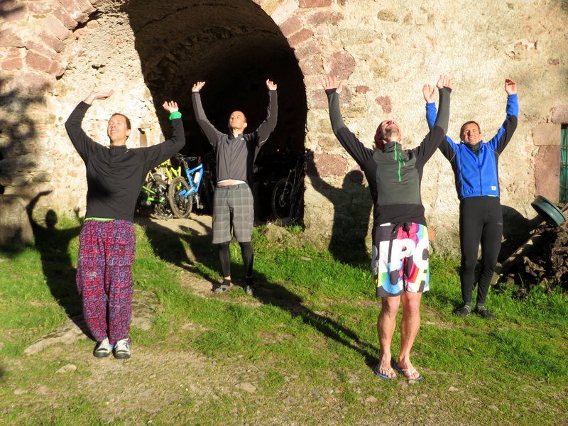 Saluons alors l'astre solaire : Tout en respirant, invitons le soleil à illuminer notre journée de ride