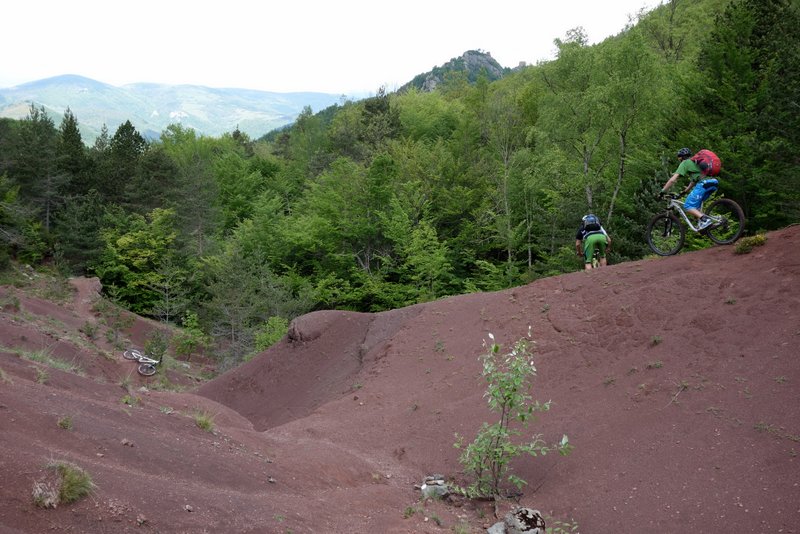 Joli passage terre rouge : Au milieu de bois au Pla de la Muga