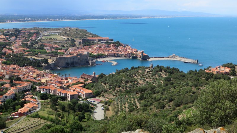 Collioure carte postale : Le balcon d'arrivée fait son effet sur le groupe! C'est beau la côté Vermeille!