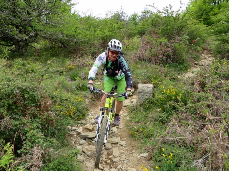 #5 Début du GR10 : Cela rentre vite dans le sujet avec cailloux, virages et végétation griffante. Cela semble se marrer ;-) Début du GR10 : Cela rentre vite dans le sujet avec cailloux, virages et végétation griffante. Cela semble se marrer ;-)
