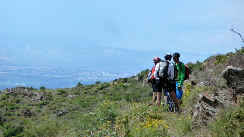 Crevaison : Belle crevaison pour notre pape François alors cela papotte sur le chemin