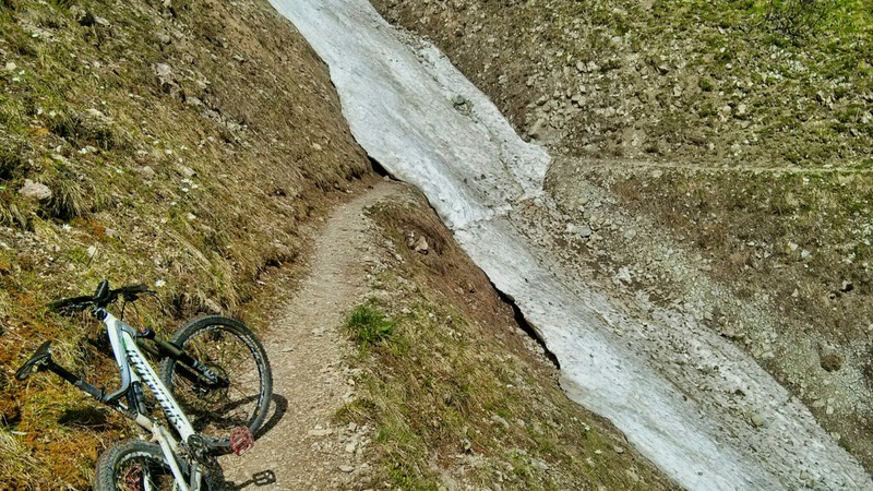 #11 Encore des névés : Encore pas mal de névés dans les couloirs obligent à mettre le pied à terre Encore des névés : Encore pas mal de névés dans les couloirs obligent à mettre le pied à terre