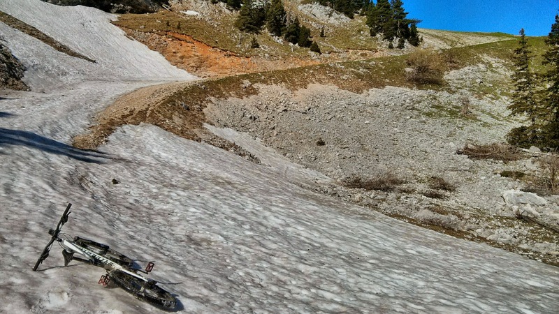 #1 Fin de la piste de montée : Un dernier névé contre la petite Moucherolle recouvre la piste de montée Fin de la piste de montée : Un dernier névé contre la petite Moucherolle recouvre la piste de montée