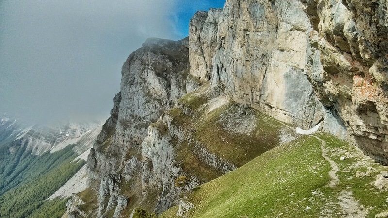 #5 Sous le Pas de la Balme : La descente sous le pas de la Balme commence par une traversée ascendante, avant de rejoindre les épingles du goulet. Sous le Pas de la Balme : La descente sous le pas de la Balme commence par une traversée ascendante, avant de rejoindre les épingles du goulet.