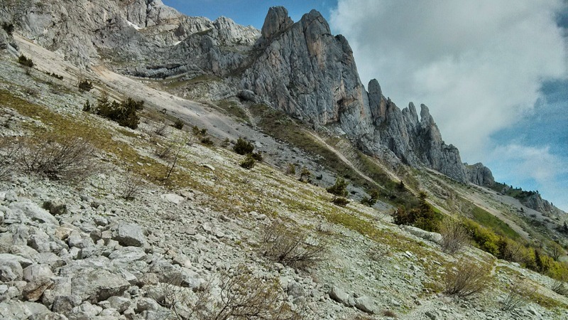 #12 Pas de l Pas de l'oeil : On voit bien le sentier en kaïou typique du balcon Est