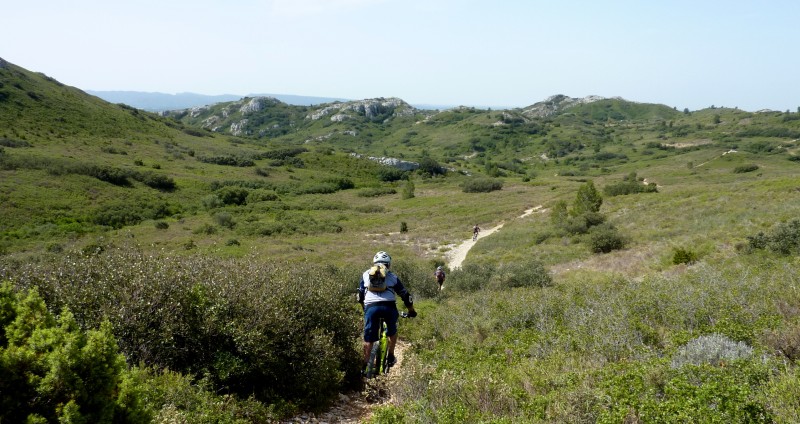 Au milieu de la garrigue : mes compères lâchent les freins