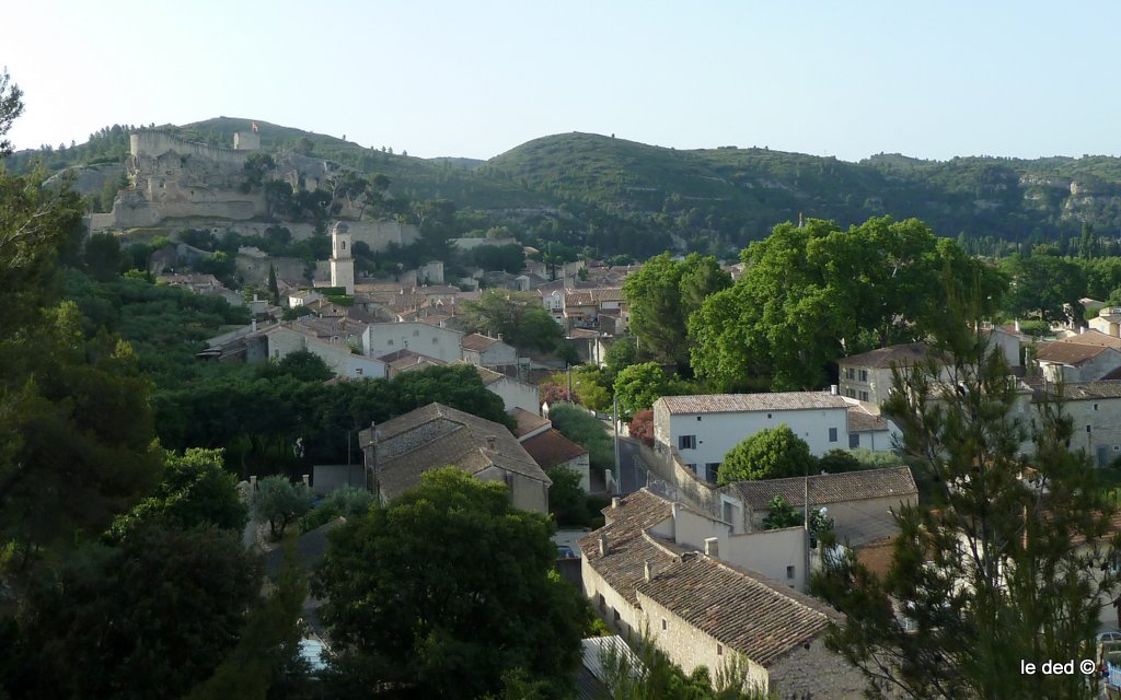 Boulbon : ses toits, la Montagnette et le château.