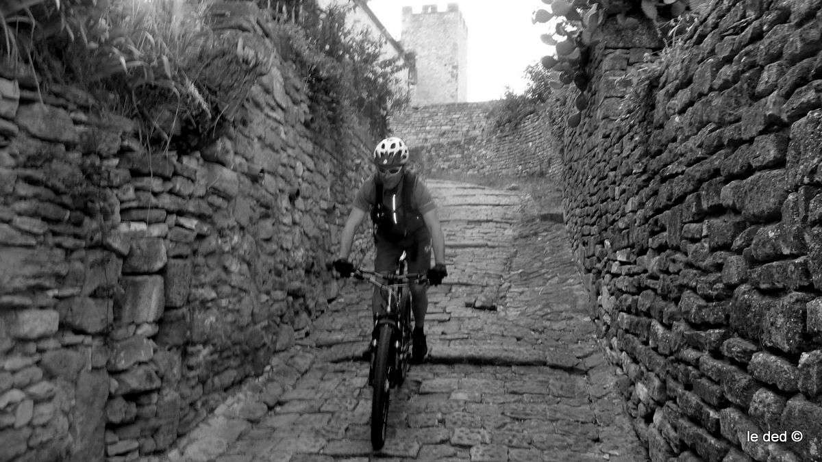 #3 St Bonnet du Gard : Tchouf en visite dans le magnifique village de Kakou St Bonnet du Gard : Tchouf en visite dans le magnifique village de Kakou