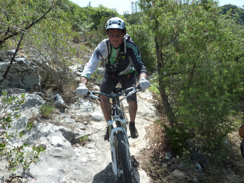 Gilles en action : au milieu du sentier de la Signore