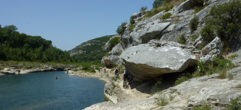 Gorges du Gardon : la troupe s'étire le long des berges