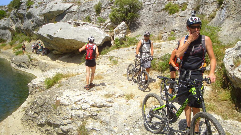 Gorges du Gardon : Poursuite sur les berges avant le rafraîchissement dans le Gardon