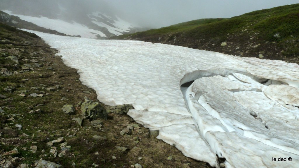 névé : le sentier devrait le traverser mais il vaut mieux le contourner