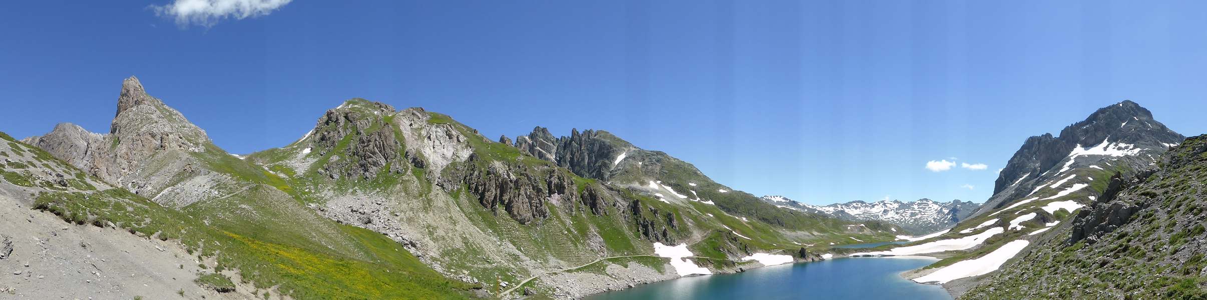 Col des Rochilles : Panorama sur les lacs