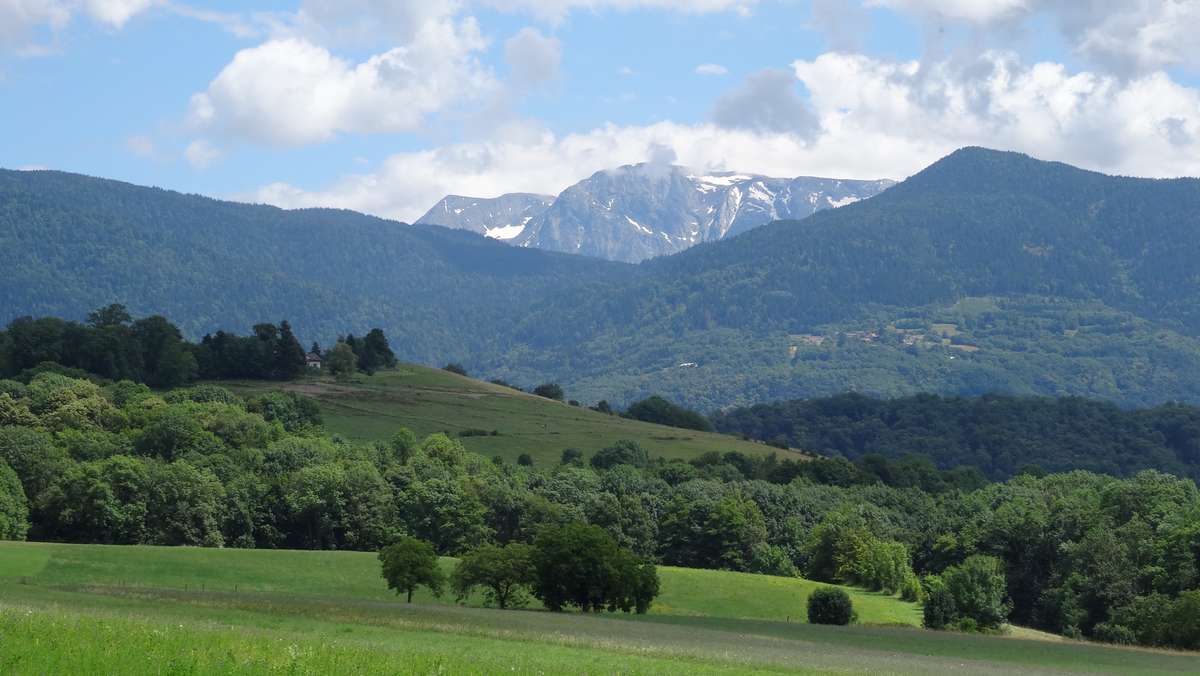 Contrastes : encore de la neige sur le Taillefer, tout vert en dessous