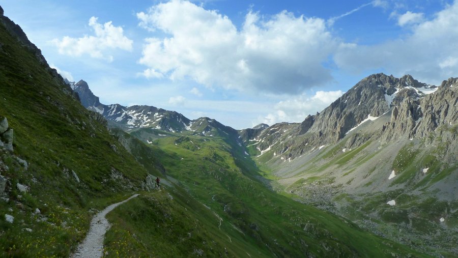 #54 La Ponsonnière se rapproche : La vue est grandiose sur la suite de l La Ponsonnière se rapproche : La vue est grandiose sur la suite de l'itinéraire et le Grand Galibier