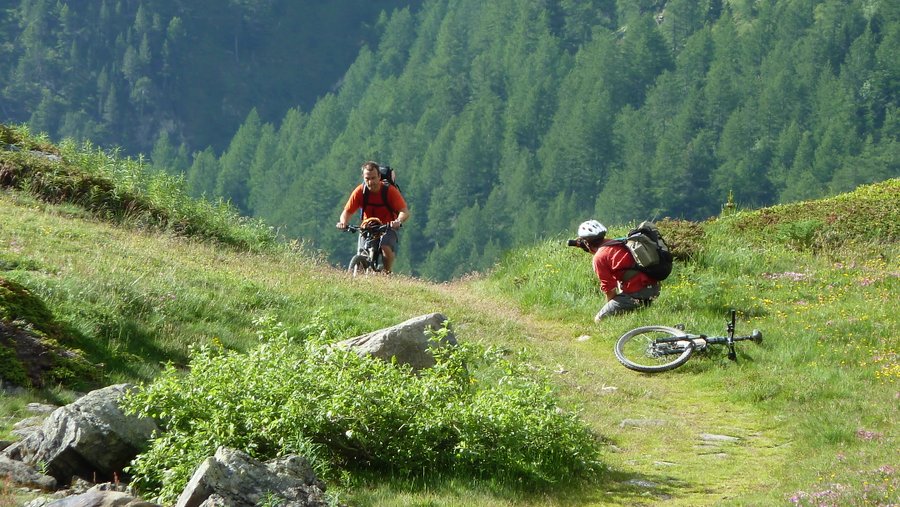 #23 Ah ces journalistes : Au dessus de la maison des Chamois, encore un peu de roulage Ah ces journalistes : Au dessus de la maison des Chamois, encore un peu de roulage